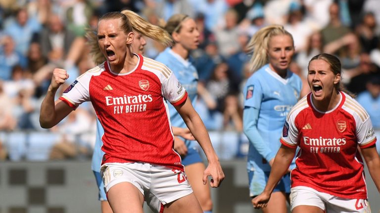Arsenal fight back to beat Man City in dramatic WSL title twist